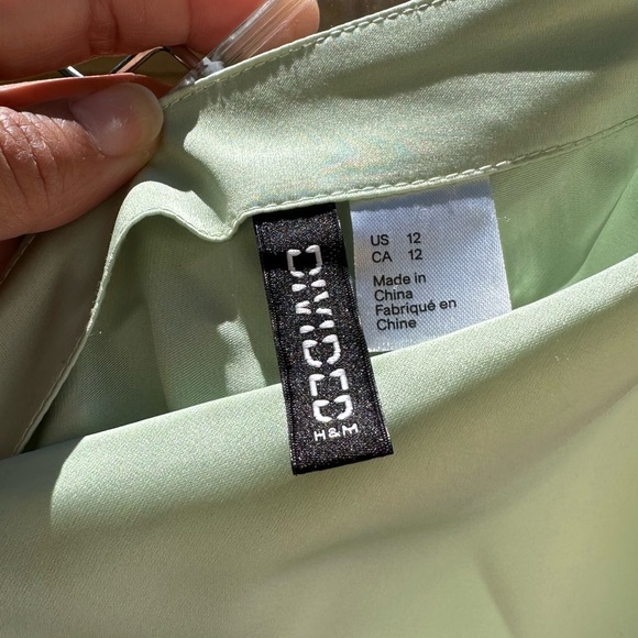 H&M GREEN SATIN LIGHTWEIGHT SKIRT MIDI LENGTH-SIZE-12 - Picture 4 of 5